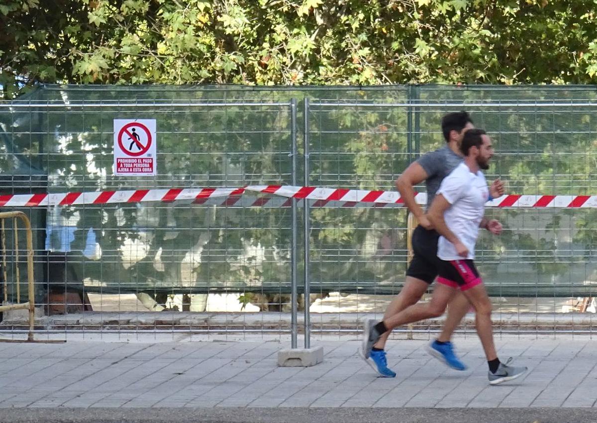 Imagen secundaria 1 - Arriba, plataforma del carril bici desde el cruce con el paseo de El Catarro hacia Poniente. Debajo, a la izquierda, acceso cortado a la escalinata que lleva a la playa por las obras. A la derecha, el contador de usuarios del carril bici del paseo de Isabel la Católica.