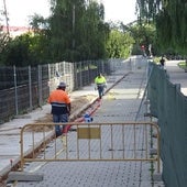 El nuevo carril bici de Isabel la Católica toma forma y muestra su calzada en el paseo peatonal