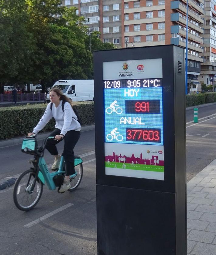 Imagen secundaria 2 - Arriba, plataforma del carril bici desde el cruce con el paseo de El Catarro hacia Poniente. Debajo, a la izquierda, acceso cortado a la escalinata que lleva a la playa por las obras. A la derecha, el contador de usuarios del carril bici del paseo de Isabel la Católica.