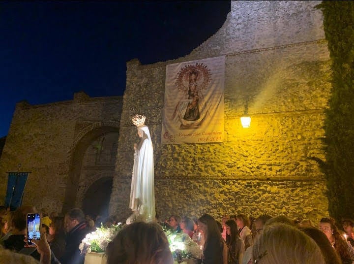 La imagen peregrina de la Virgen de Fátima, en procesión por las calles de Olmedo.