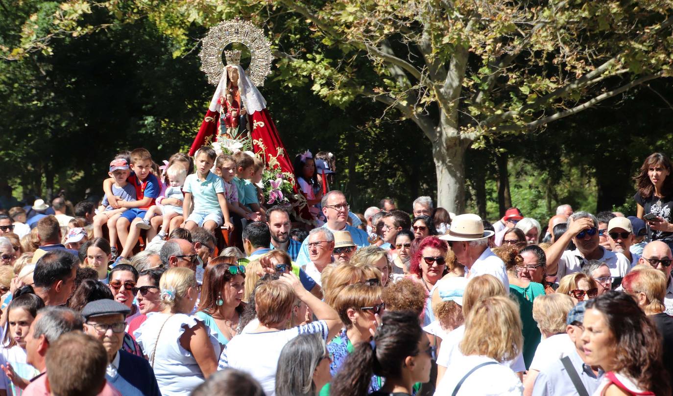 La imagen de la Virgen se abre paso entre la multitud.