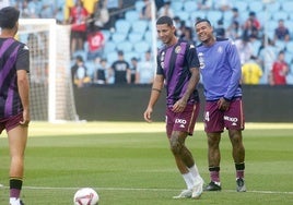 Kenedy sonríe junto a Marcos André durante el calentamiento.