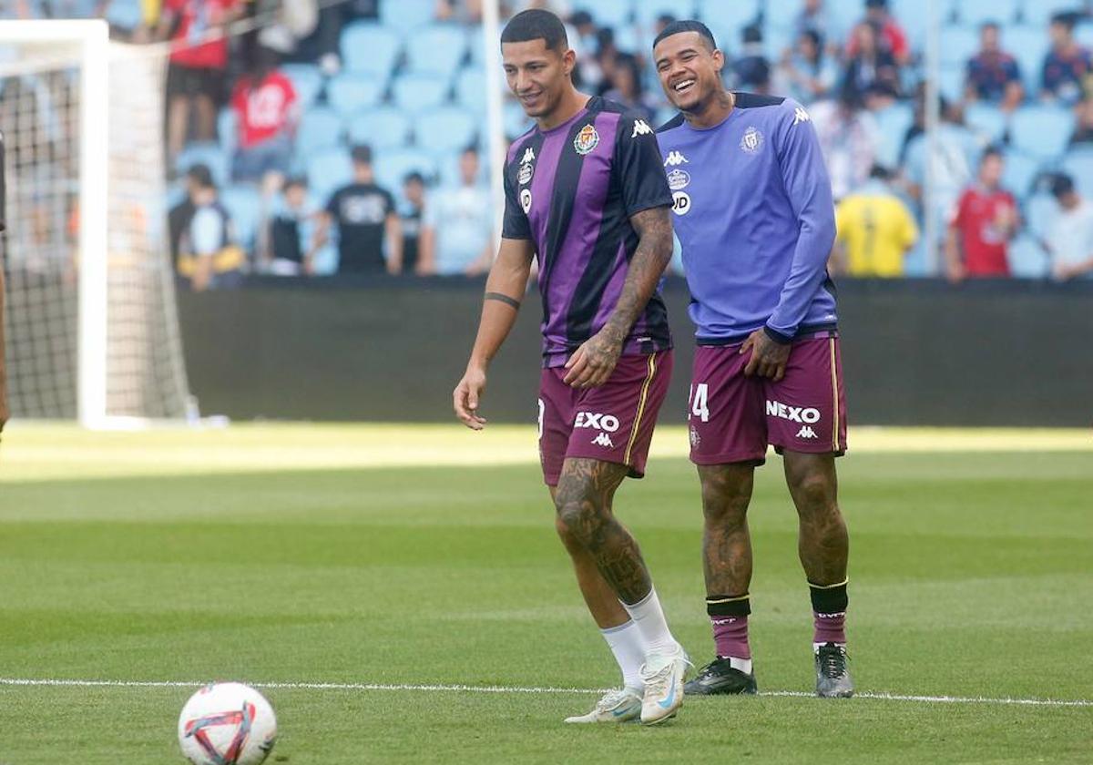 Kenedy sonríe junto a Marcos André durante el calentamiento.