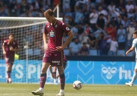 Latasa se lamenta durante el Celta-Real Valladolid de este domingo