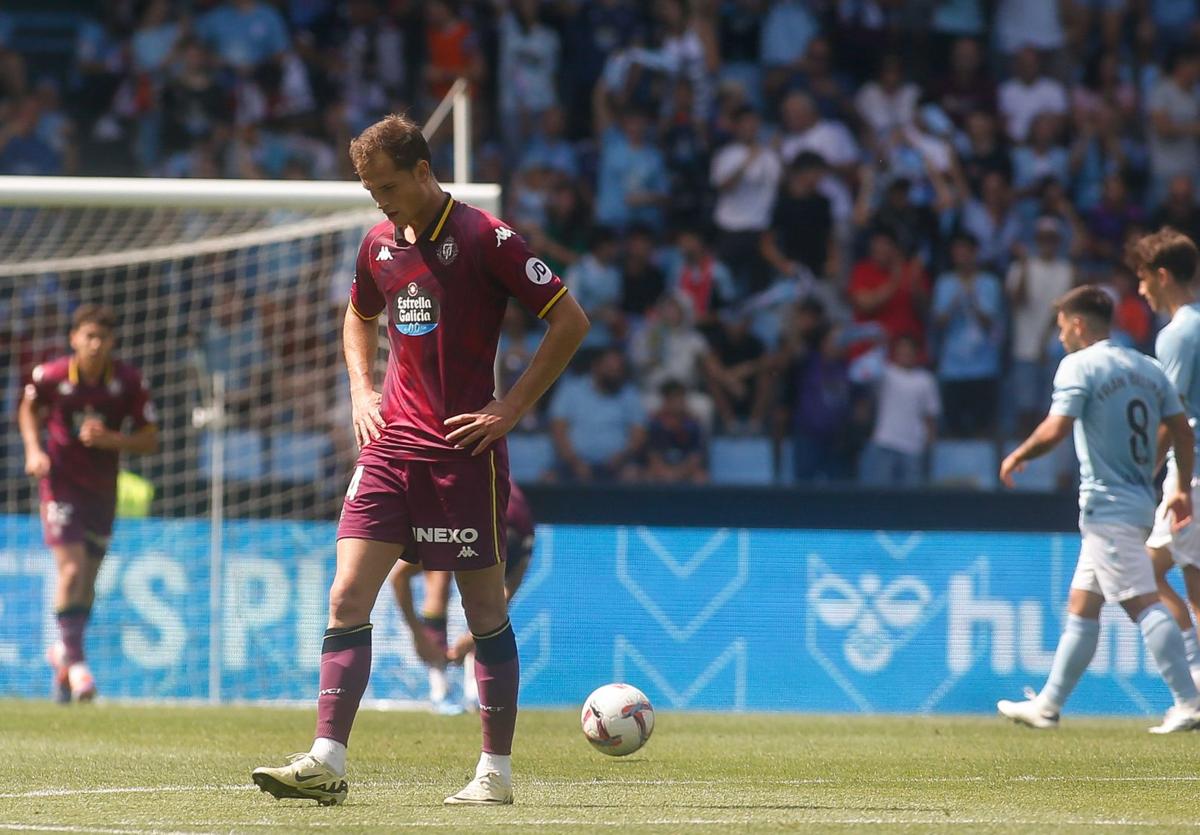 Latasa se lamenta durante el Celta-Real Valladolid de este domingo