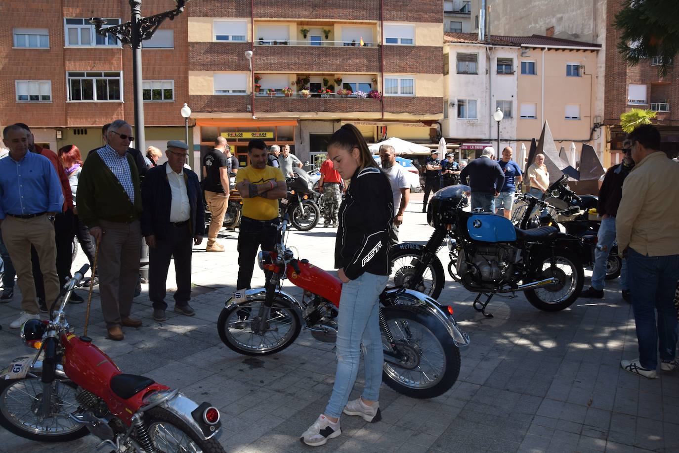 Las motos clásicas rugen en Guardo