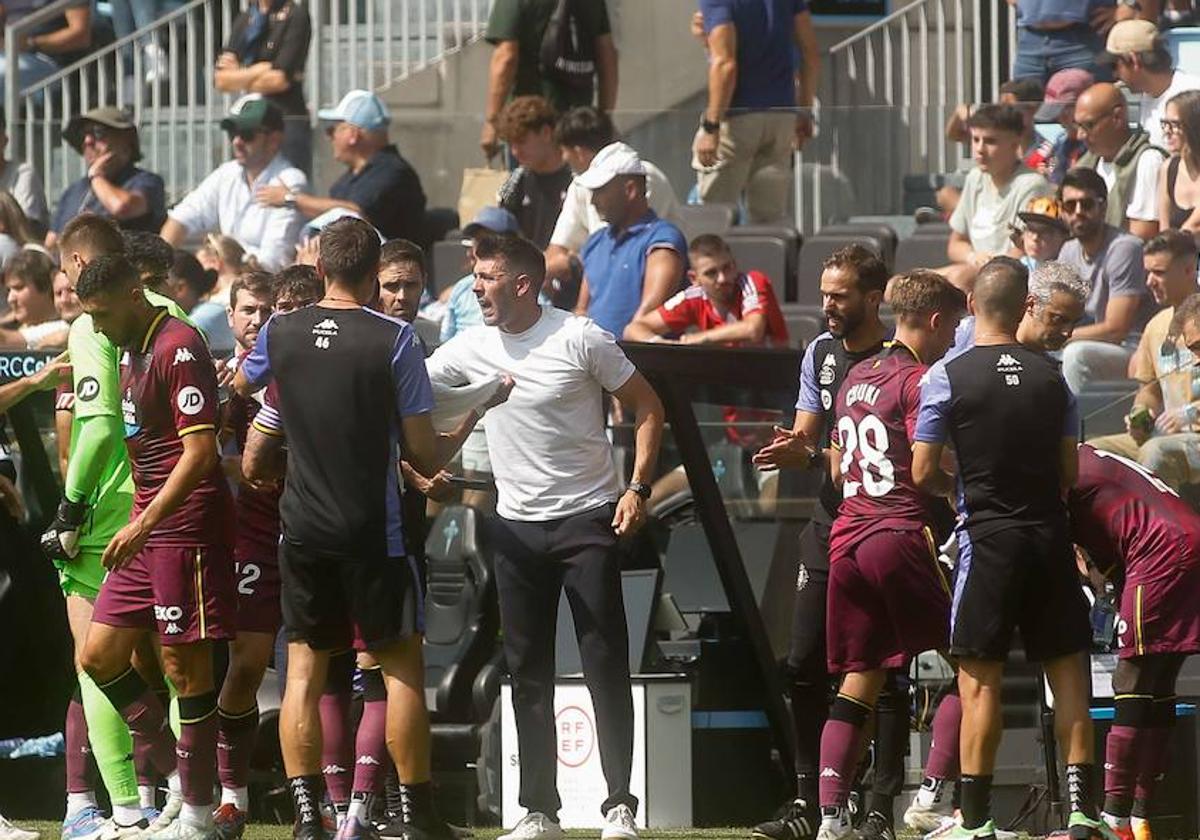 Pezzolano reparte instrucciones durante la pausa de hidratación.