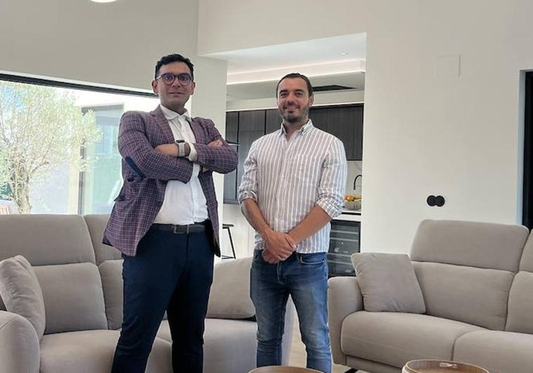 Sergio Walter Nieto y Abraham Muñoz en el impresionante salón de esta vivienda