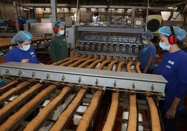 Cuatro mujeres trabajan en la galletera de Aguilar.