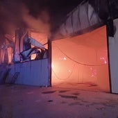 Un incendio calcina cinco naves en una planta de forrajes en Tiedra