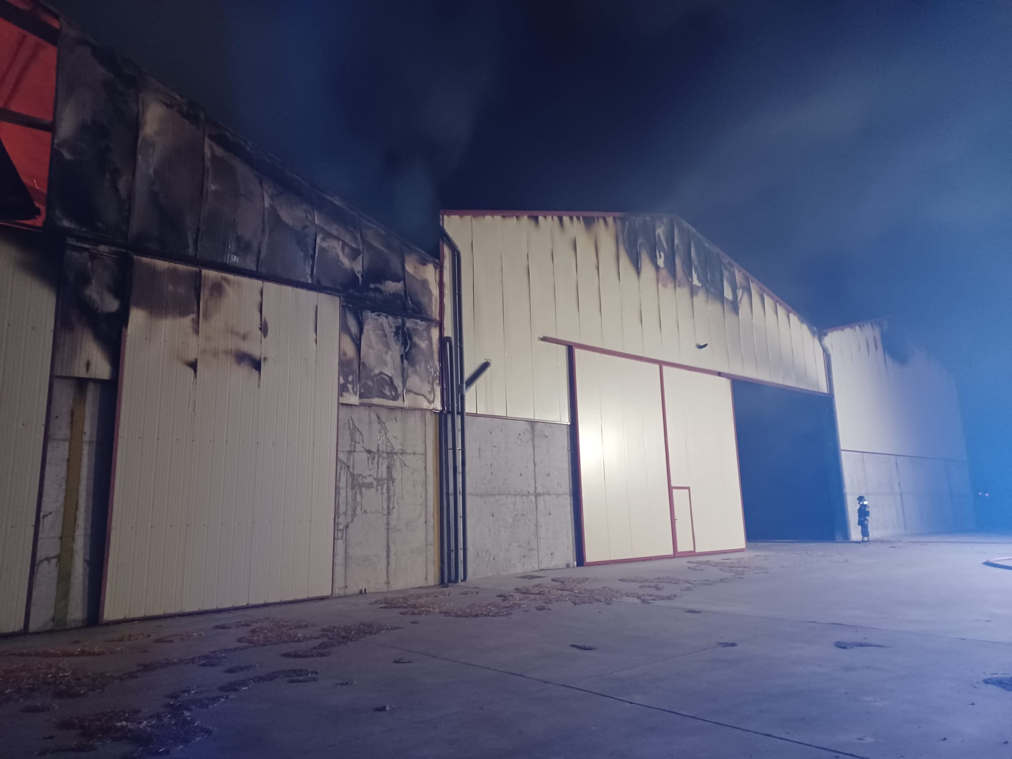 El incendio en un almacén de forraje en Tiedra, en imágenes