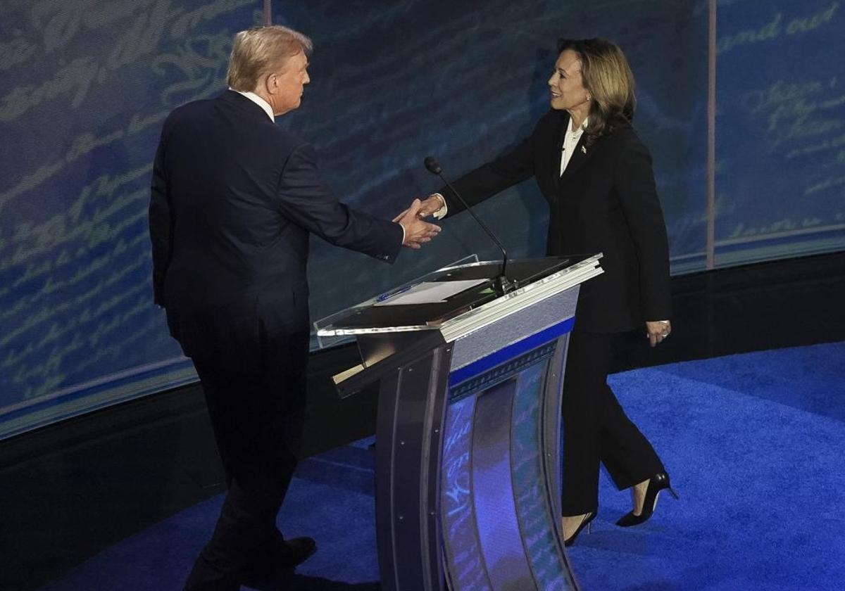 Trump y Harris se saludan antes del debate televisado del pasado día 10.