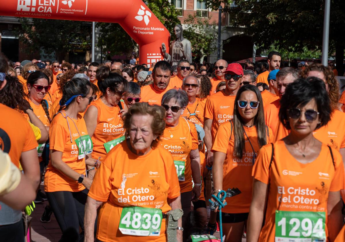 Participantes en la marcha del año pasado, también con camisetas naranjas.