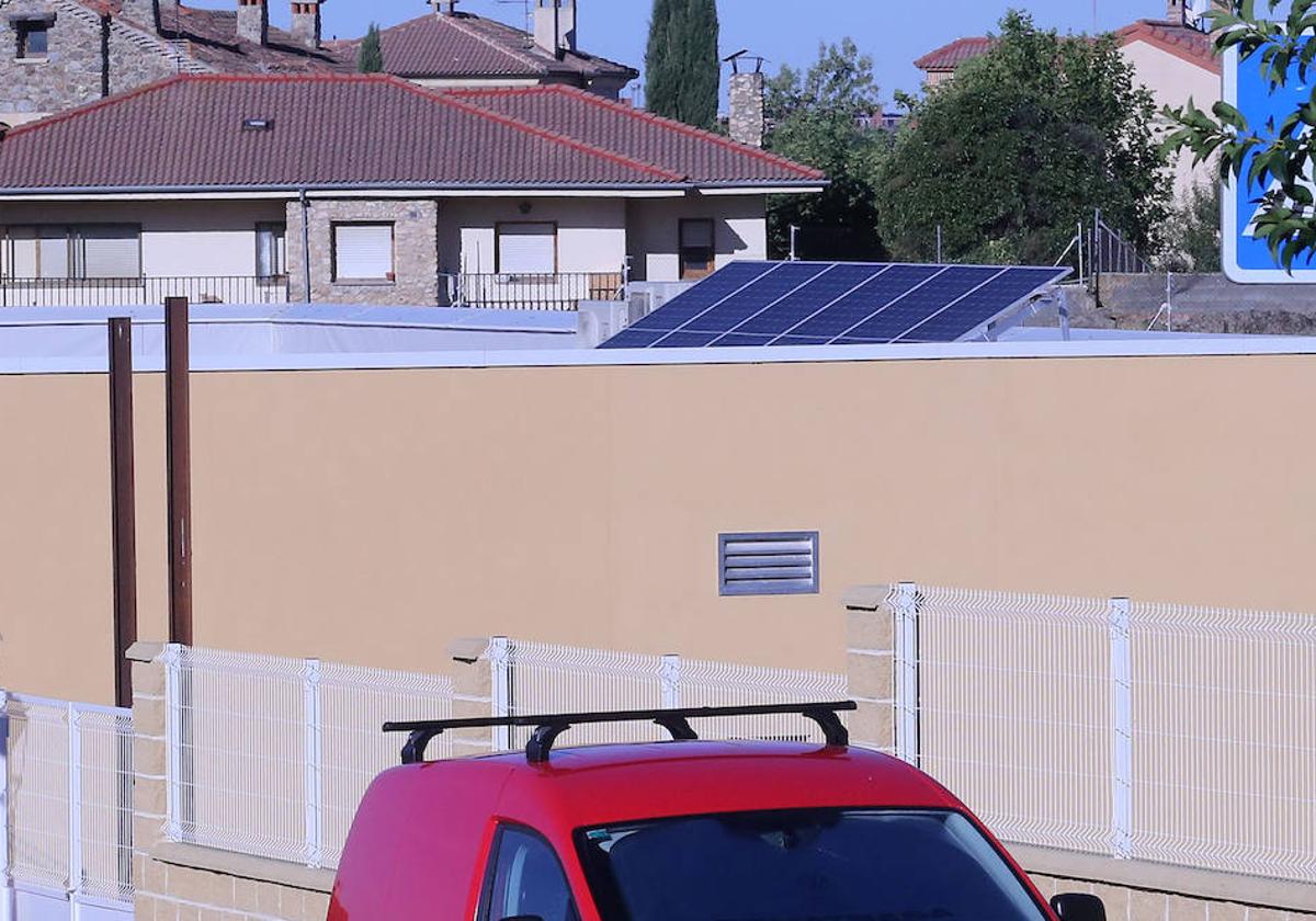 Paneles solares en el tejado del nuevo centro de salud de Palazuelos.