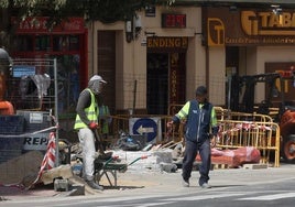 Dos obreros, este lunes, en las obras a la altura de la plaza de la Universidad.