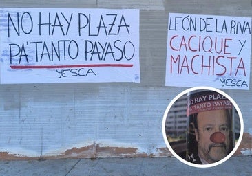 Pancartas contra León de la Riva en la plaza que llevará su nombre