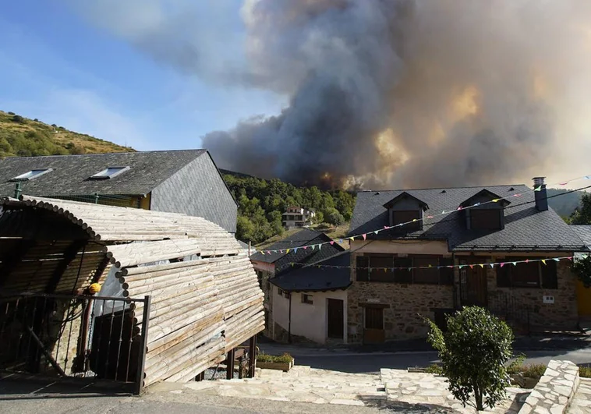 Confinadas dos localidades bercianas por el incendio de nivel 2 de Brañuelas