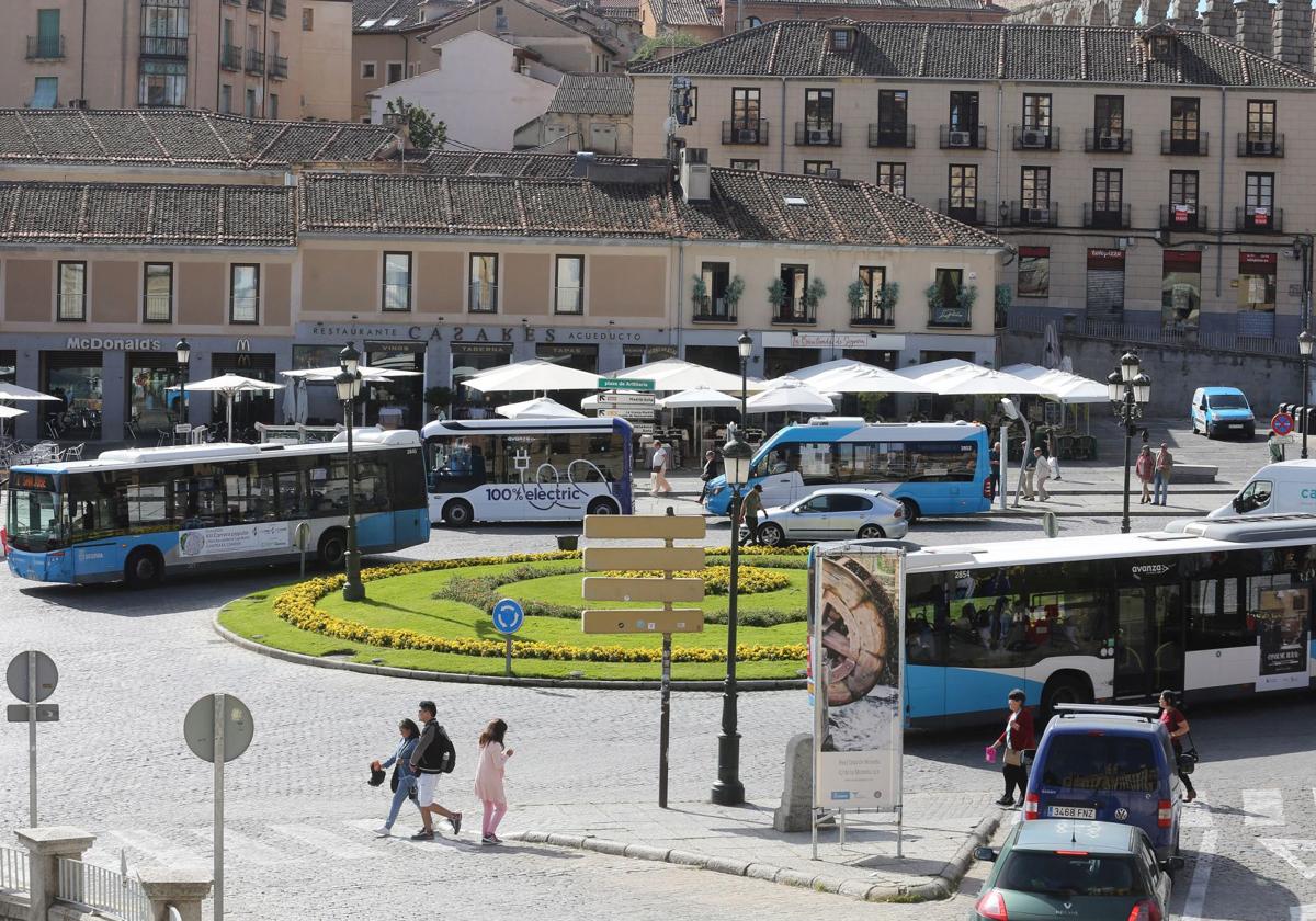 Los dos vehículos lanzadera recogen a pasajeros este lunes en la parada de la plaza de la Artillería.