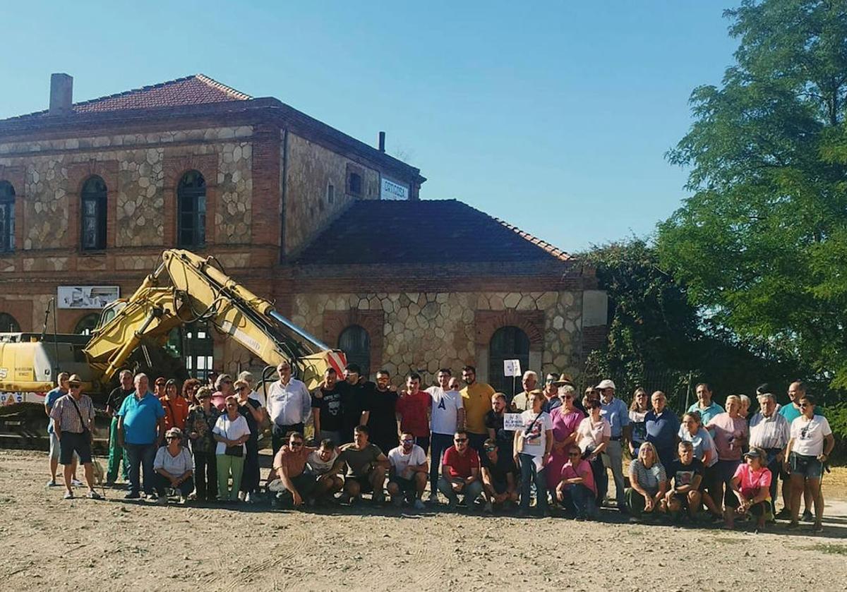 Vecinos de Ortigosa de Pestaño y pueblos vecinos posan delante de unas las máquinas que se disponía a derribar la estación.