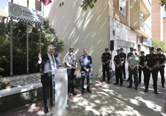 El alcalde, durante su intervención, ante la placa que da nombre a la Comisaría de La Rondilla.