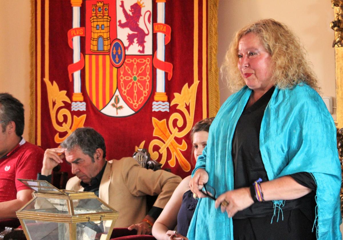 María Irene Michelena, con Ramón López al fondo, durante un pleno del Ayuntamiento de Sepúlveda.