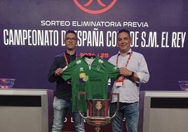 Raúl Aparicio, presidente del Villamuriel, a la derecha, con Juanjo González, ayudante, en el sorteo.