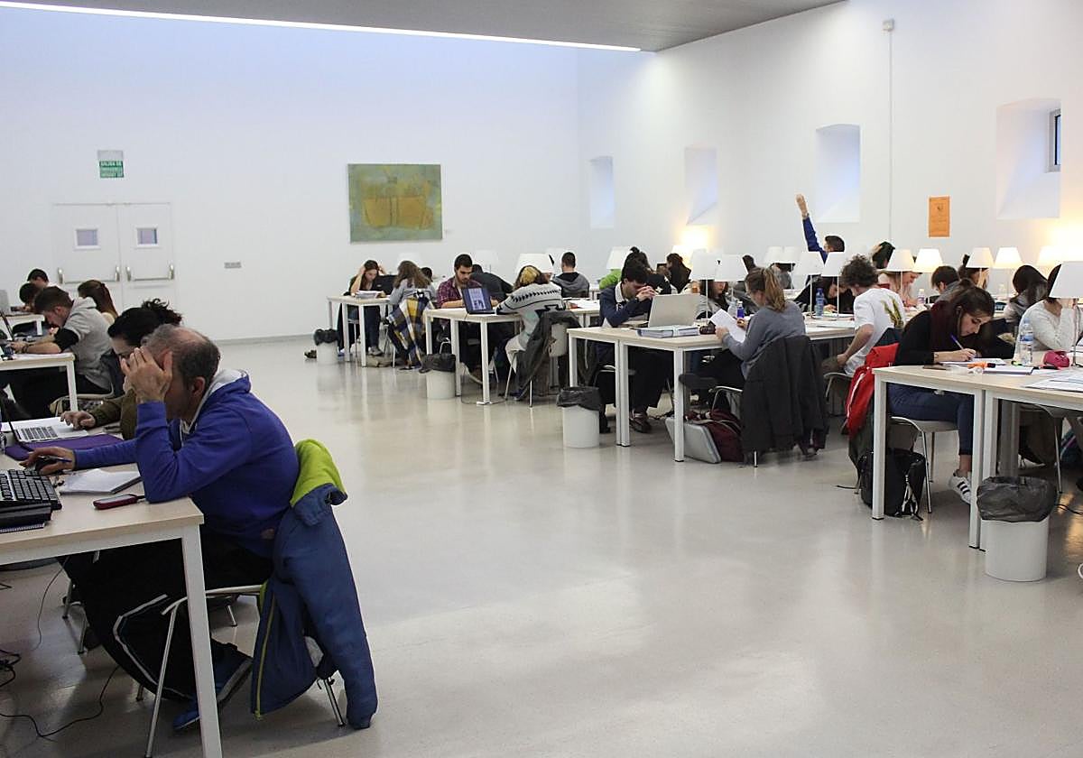 Estudiantes en la sala de Lecrác.