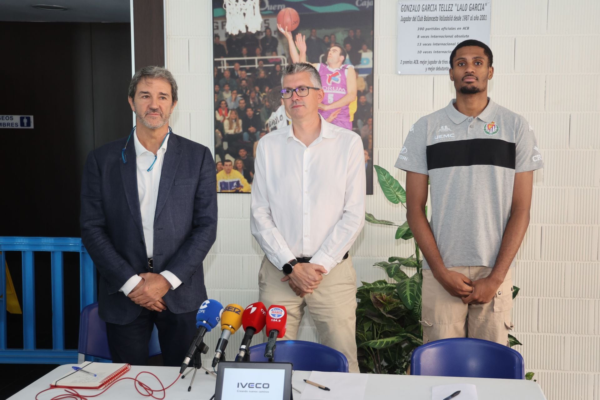 Jesús Manso, presidente del Ponce Valladolid; Enrique Peral, director general del RVB, y el jugador Shemar Wilson.