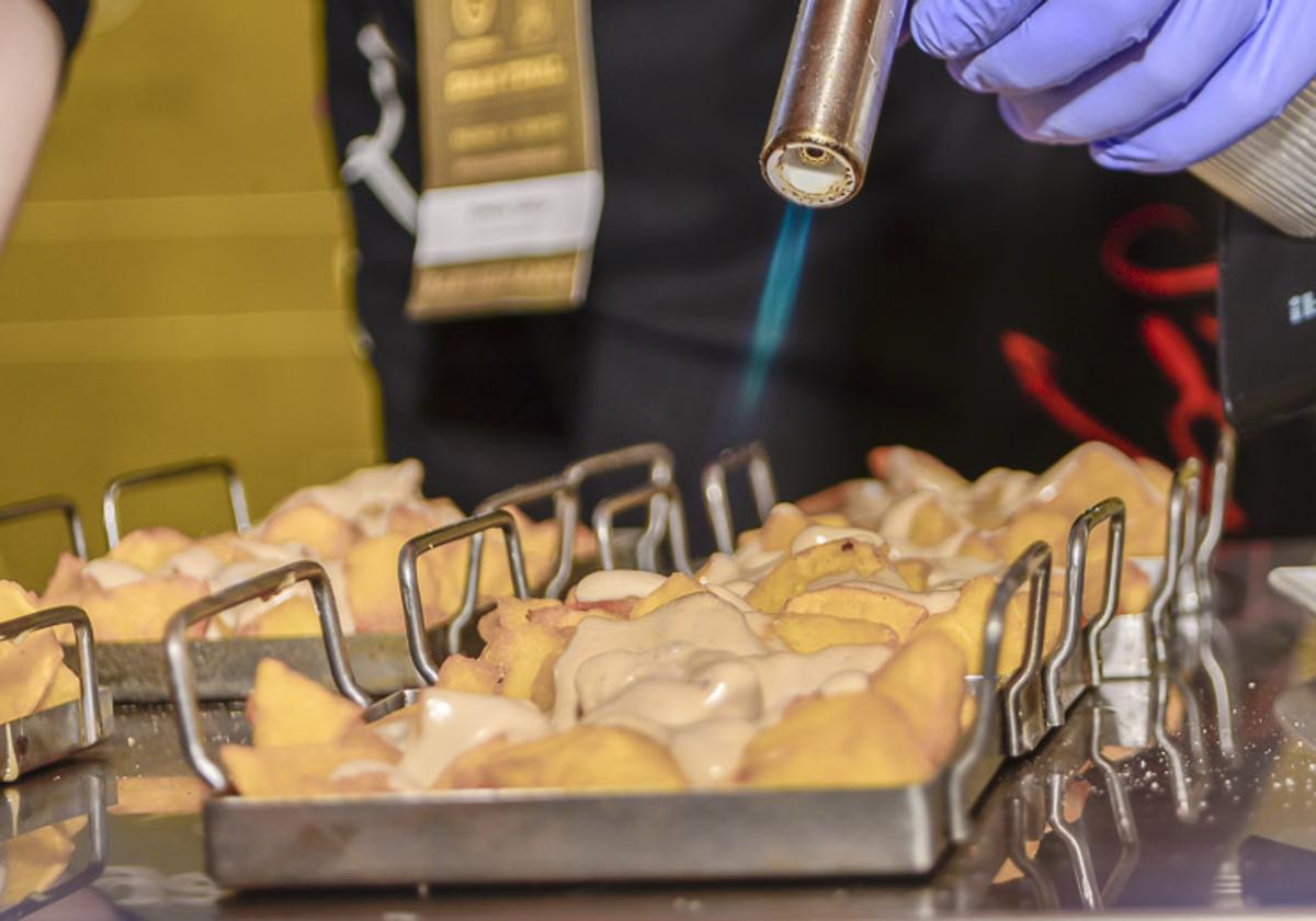 Un cocinero prepara un plato de bravas durante la anterior edición.