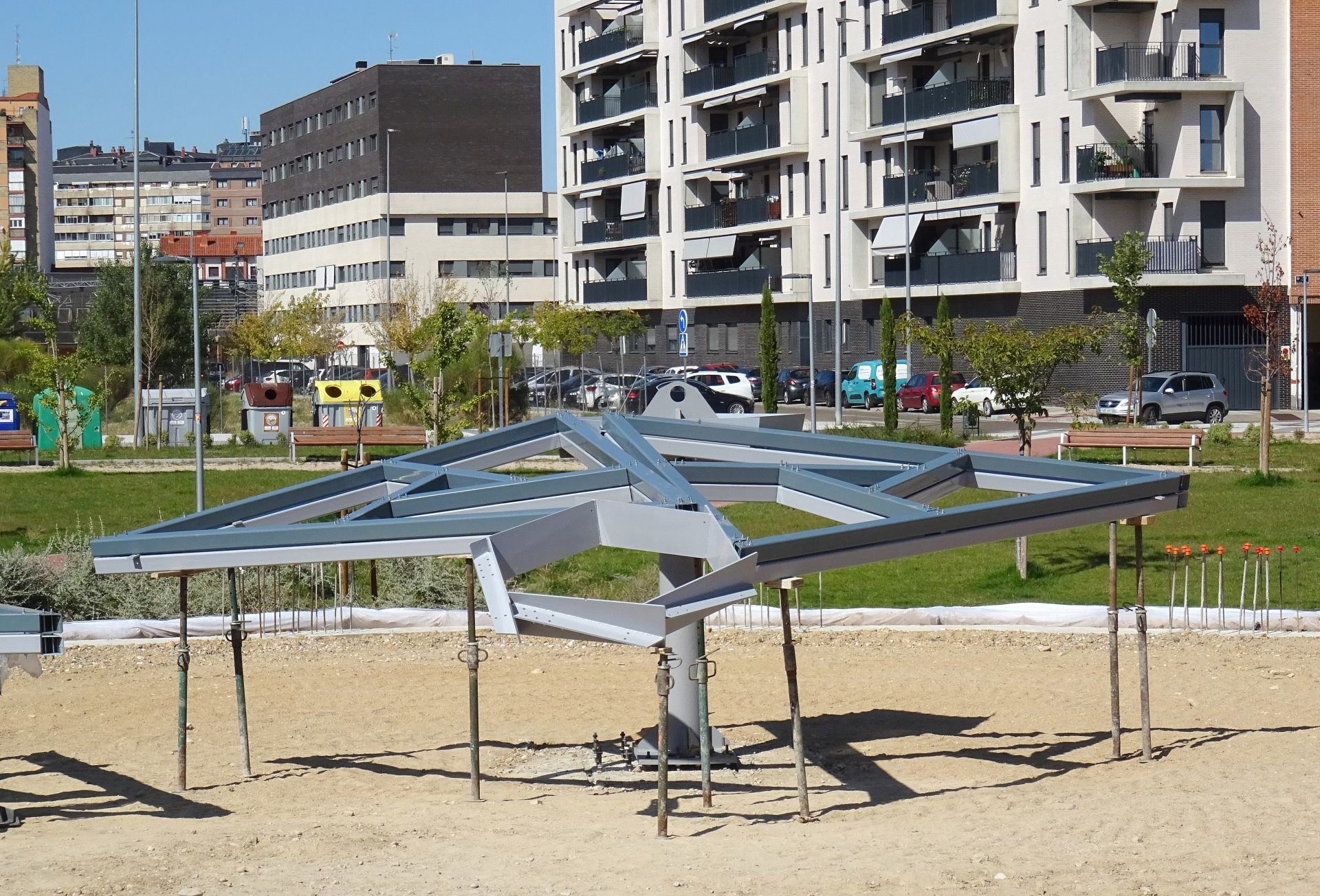 Primeros triángulos montados para la pieza que coronará la geoda.