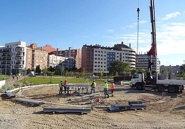 Trabajos de construcción de la cúpula metálica de la Ciudad de la Comunicación.