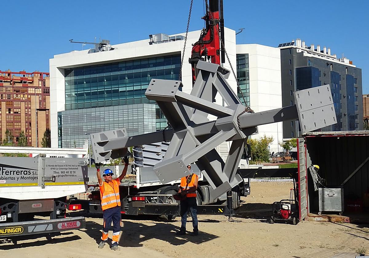 Los operarios descargan uno de los enormes soportes de la cúpula de acero que rematará la plaza de la Ciudad de la Comunicación.
