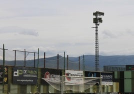 Una de las torres de luz del campo municipal de La Albuera.