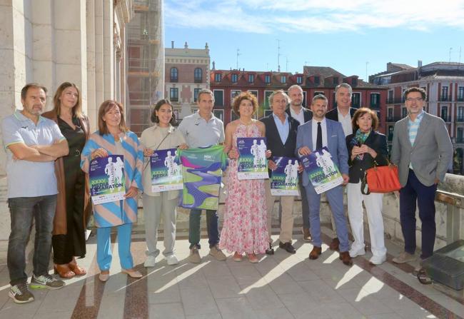 Organizadores y autoridades, en el balcón del ayuntamiento.