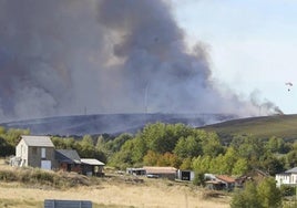 Las llamas y el humo del incendio de Brañuelas.