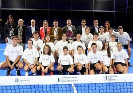 Voluntarios, organizadores y autoridades posan para la foto de familia del torneo.