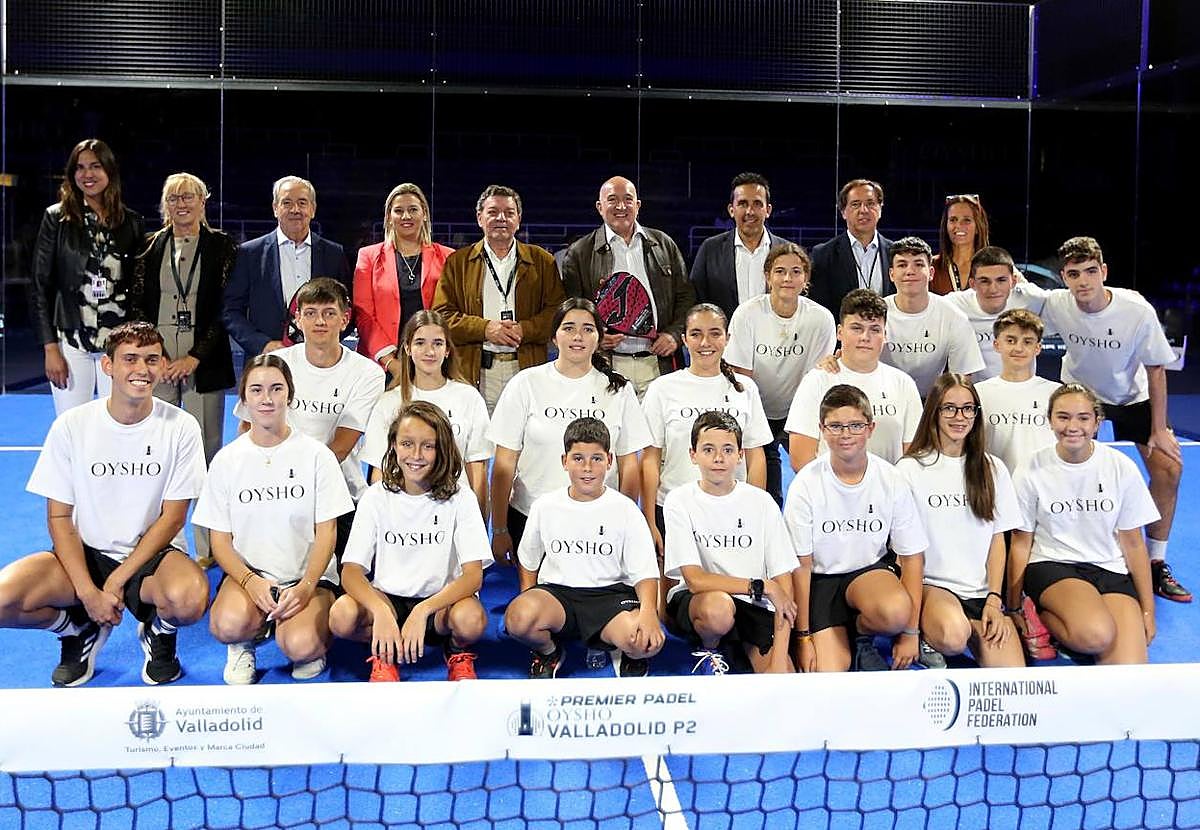 Voluntarios, organizadores y autoridades posan para la foto de familia del torneo.