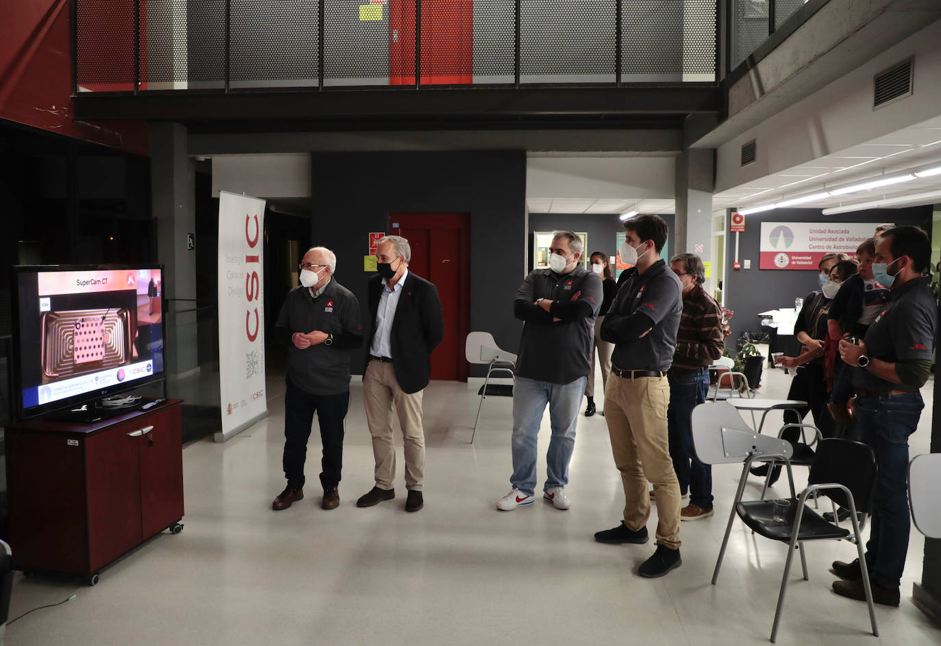 Los miembros del grupo Erica de la Universidad de Valladolid, parte activa del proyecto, observan el aterrizaje en Marte.