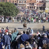 Un complicado Toro de la Vega deja dos heridos tras más de una hora de festejo