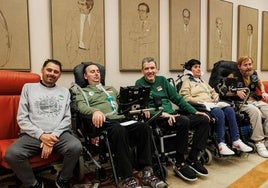 Juan Carlos Unzué, en el centro, con otros pacientes de ELA, en el Congreso el pasado febrero.