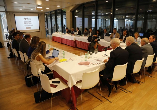 Mesa de trabajo de la Comisión Ejecutiva Anual de la Federación Española del Vino, reunión desarrollada en Bodegas Protos, Peñafiel.