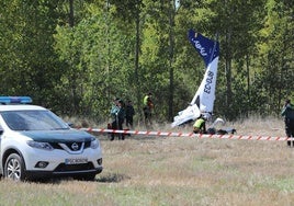 La Guardia Civil trabaja en la zona de la avioneta siniestrada.