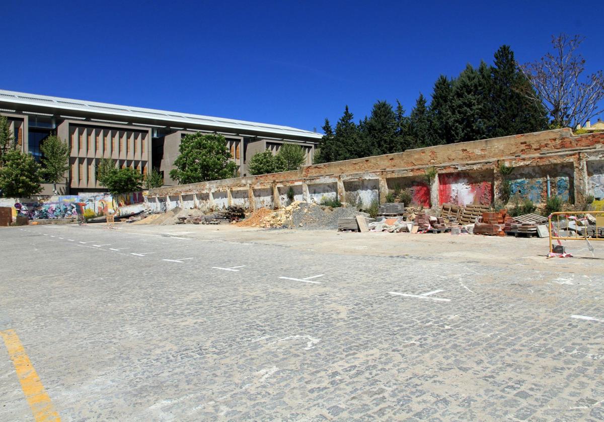 Parcela del antiguo Regimiento, con el edificio de la primera fase del campus al fondo.