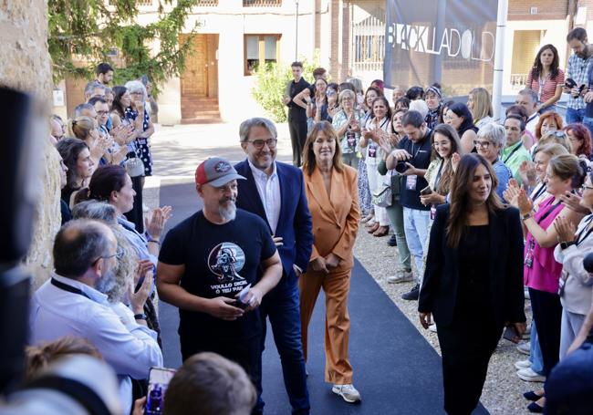 Máximo Huerta y Mabel Lozano llegan al castillo de Fuensaldaña aplaudidos por el público y flanqueados por Pérez Gellida y Dolores Redondo.