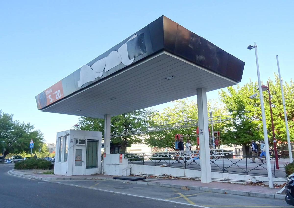 Imagen secundaria 1 - Los depósitos de la gasolinera de Poniente y el aspecto actual de la ubicada en el Paseo de Zorrilla. En último lugar, la de Circular, cuando se retiraron los elementos decorativos.