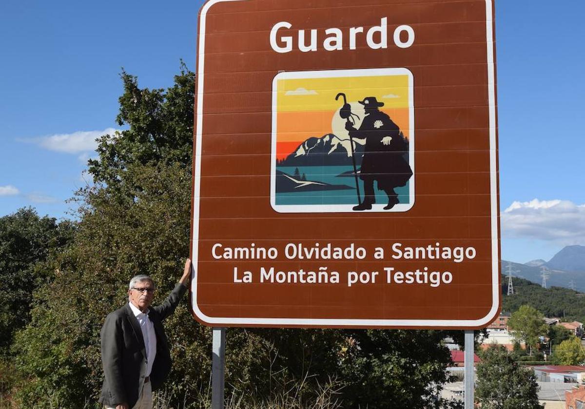 El alcalde de Guardo, Juan Jesús Blanco, junto a un cartel de promoción del Camino Olvidado a Santiago.