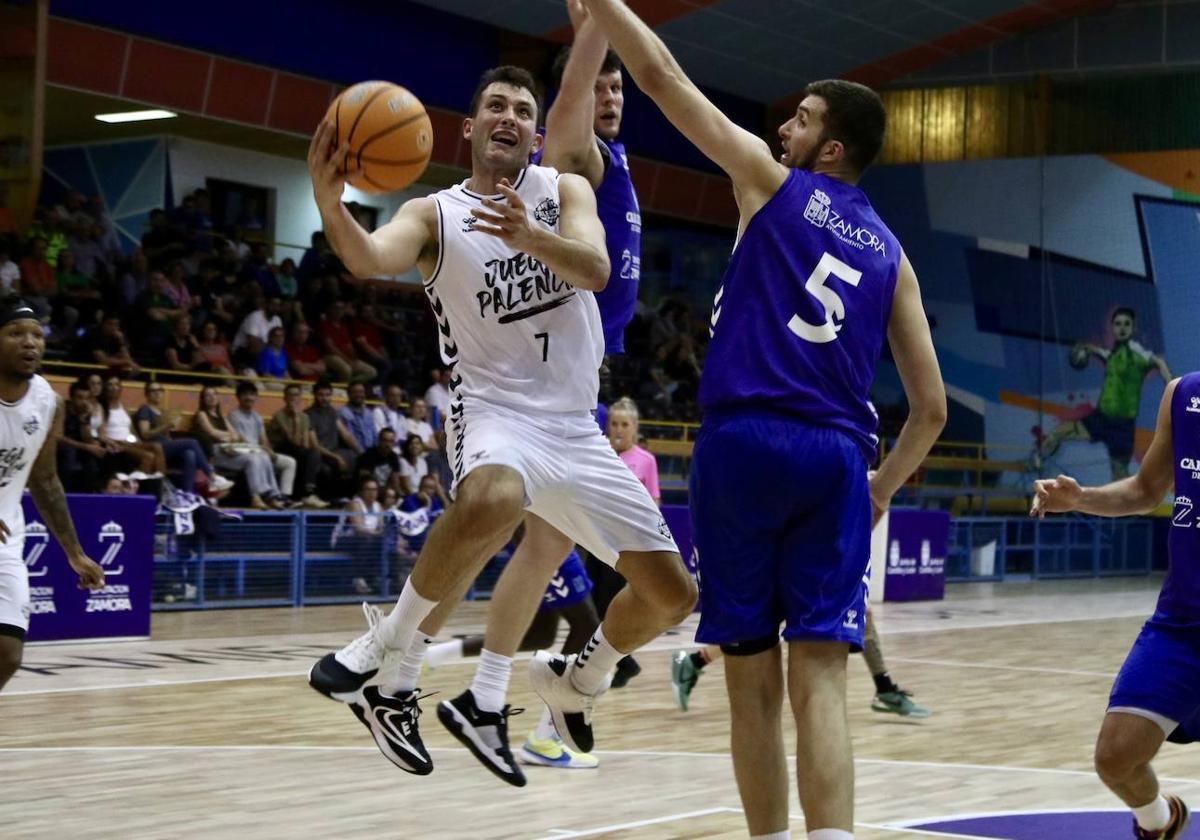 Xabi Oroz busca el aro ante la oposición de Nikic.