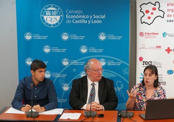 El presidente del Consejo Económico y Social, junto con Débora Quiroga y Hugo Abel Díez, de la Plataforma de Organizaciones de la Infancia en España.