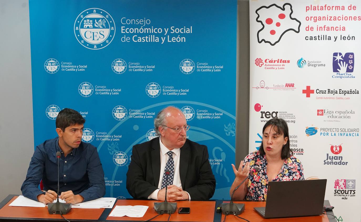 El presidente del Consejo Económico y Social, junto con Débora Quiroga y Hugo Abel Díez, de la Plataforma de Organizaciones de la Infancia en España.