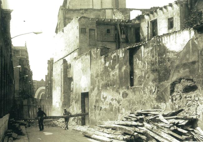 Derribo de una casa en los años 70. Al fondo la iglesia de la Paz.